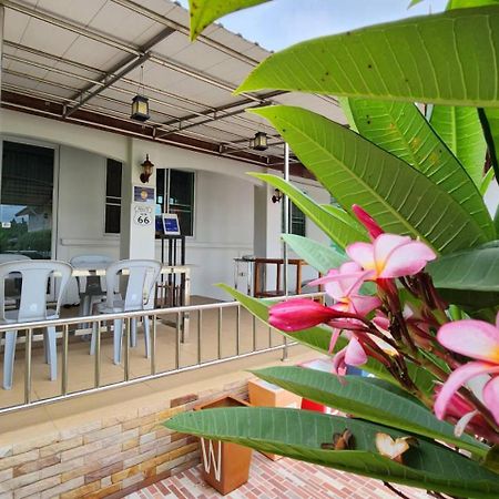 Nuch'S Apple Guest House Si Bun Ruang Exterior foto