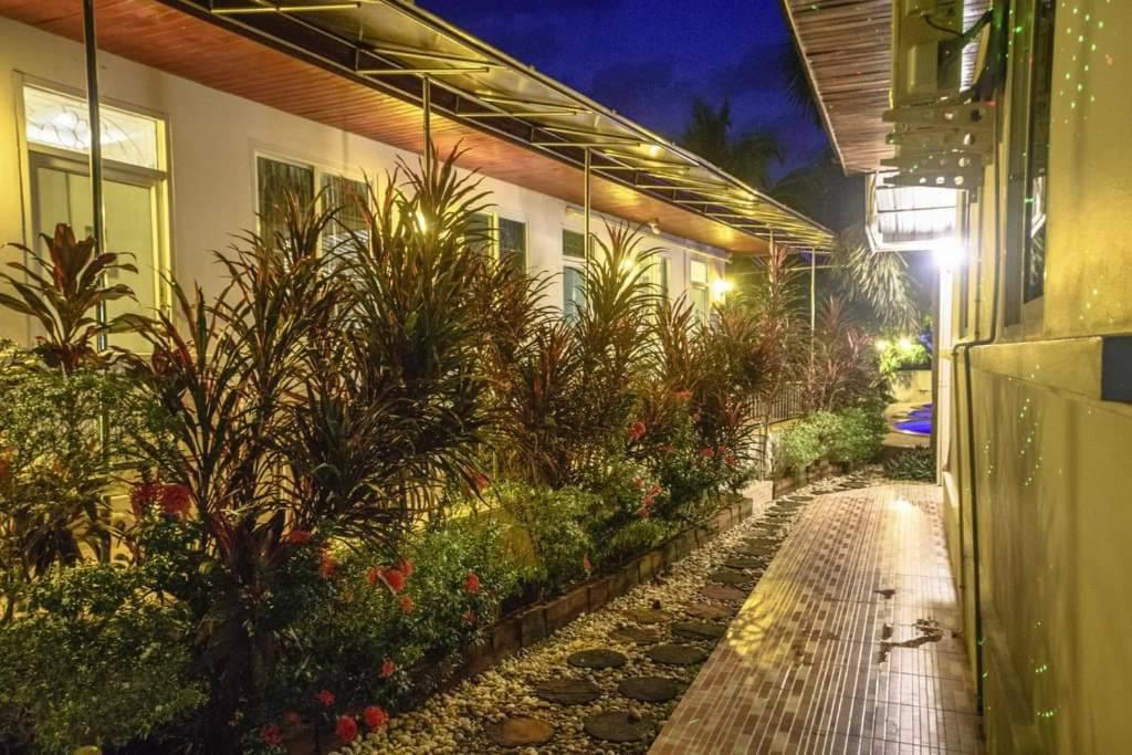 Nuch'S Apple Guest House Si Bun Ruang Exterior foto